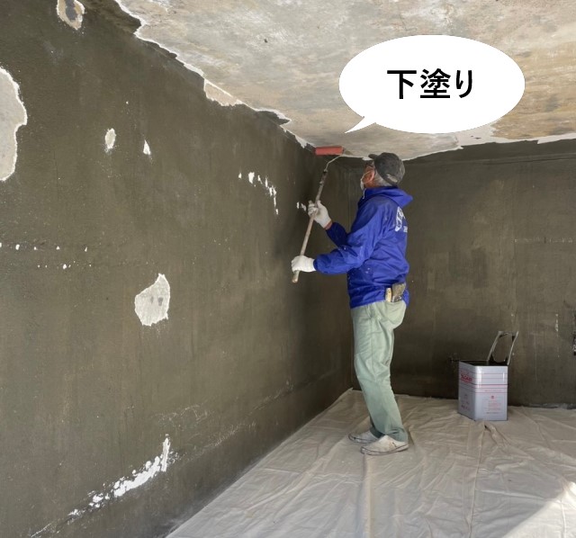 ガレージ天井・壁塗装工事　下塗り